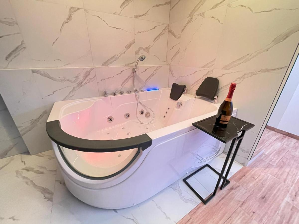 Yourapart Jacuzzi Przy Zamku Krolewskim Warsaw Exterior photo